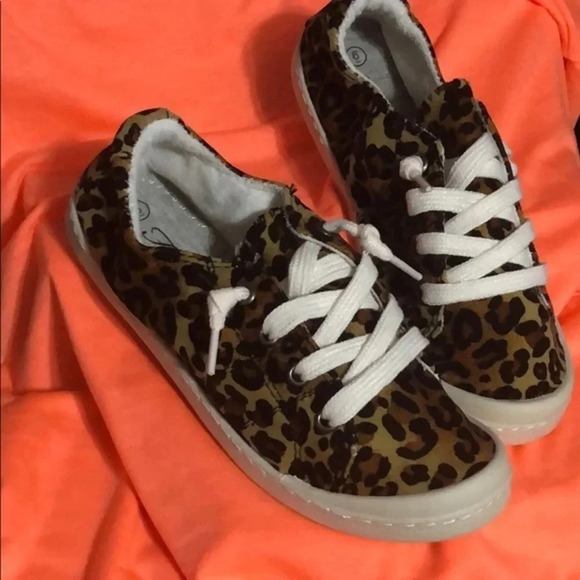 Shoes - Boutique NWT animal print Velvet canvas sneaker leopard
